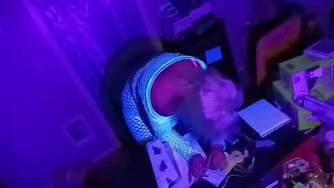 kikilovespartylights online show from 12-18-24, 10:51