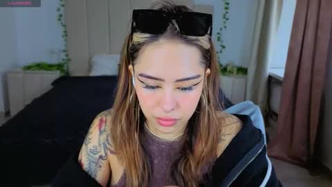 Snapshot of kim_brownie chatting on 10-29-25, 09:44 Kim online show from 10-29-25, 09:44