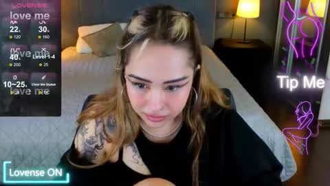 Snapshot of kim_brownie chatting on 11-04-25, 10:14 Kim online show from 11-04-25, 10:14