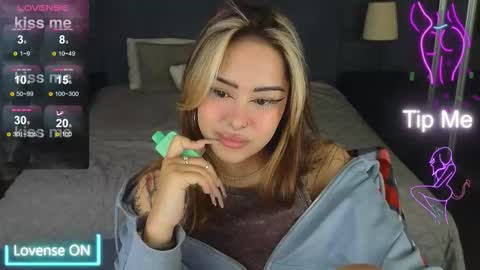 Snapshot of kim_brownie chatting on 11-17-25, 05:02 Kim online show from 11-17-25, 05:02