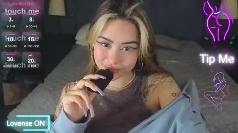 Snapshot of kim_brownie chatting on 11-18-25, 05:23 Kim online show from 11-18-25, 05:23