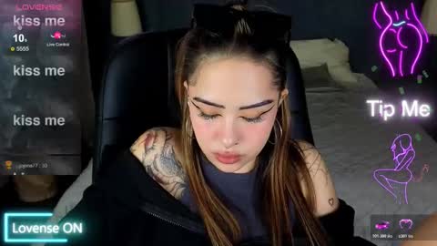 Snapshot of kim_brownie chatting on 11-28-25, 10:01 Kim online show from 11-28-25, 10:01