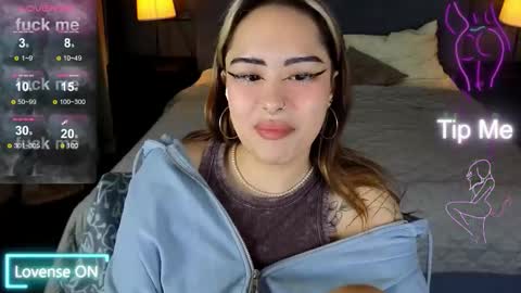 Snapshot of kim_brownie chatting on 12-01-25, 05:01 Kim online show from 12-01-25, 05:01