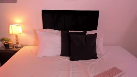 Snapshot of kimberlylenox chatting on 12-31-24, 08:12 Queen Kim online show from 12-31-24, 08:12