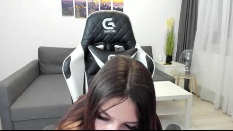 kimi_ivy online show from 10-19-25, 04:24