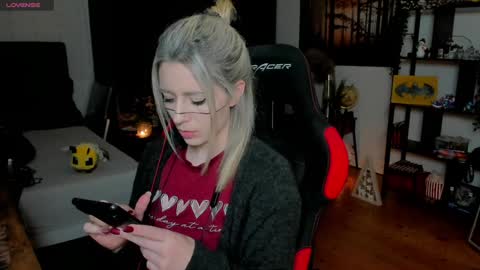 Wolfs Girl online show from 11-30-25, 08:24