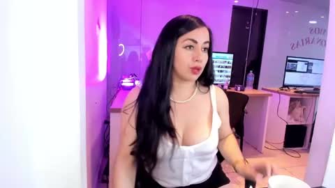 Snapshot of kimkalifa chatting on 09-24-25, 01:14 Camila online show from 09-24-25, 01:14