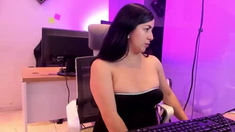 Snapshot of kimkalifa chatting on 10-21-25, 01:23 Camila online show from 10-21-25, 01:23