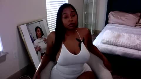 Snapshot of kimmyluxx chatting on 02-08-25, 10:08 kimmyluxx online show from 02-08-25, 10:08