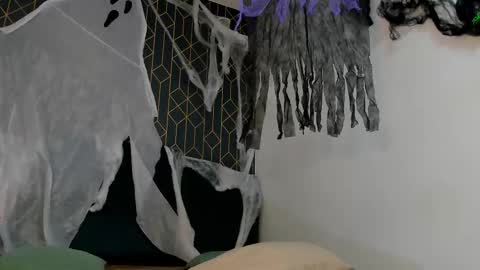 Angel Falconer online show from 10-30-25, 02:46