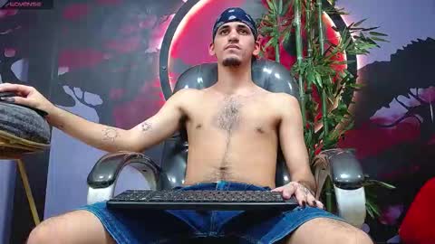 Snapshot of king_voy chatting on 11-23-25, 08:30 king voy online show from 11-23-25, 08:30