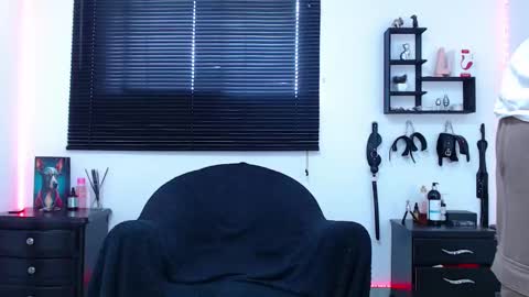 Snapshot of kinkyallisonsub chatting on 03-04-25, 04:09 Allison  Diego online show from 03-04-25, 04:09