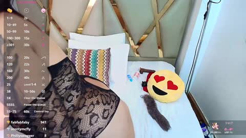 Snapshot of kinkyhousewifee_ chatting on 01-28-25, 02:53 MISS RYN  online show from 01-28-25, 02:53