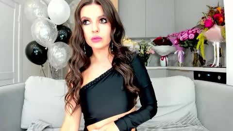 Snapshot of kira_mmr chatting on 09-21-25, 03:02 Kira and friends online show from 09-21-25, 03:02