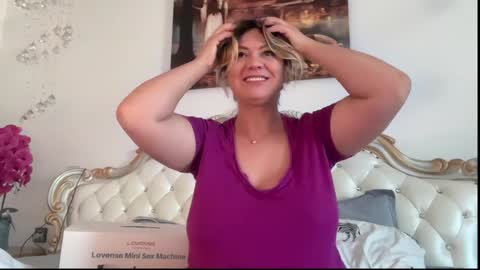 KiraDivine online show from 10-22-25, 12:16