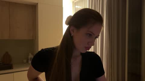 Snapshot of kiramystery chatting on 09-21-25, 04:52 Kira online show from 09-21-25, 04:52