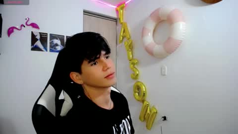 Snapshot of kiss_whitee chatting on 09-12-25, 12:33 kiss_whitee online show from 09-12-25, 12:33