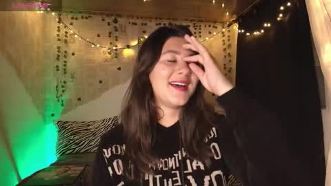 Snapshot of kisstarxxx chatting on 10-18-25, 04:04 Helena and Brad online show from 10-18-25, 04:04