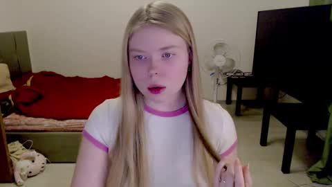 Snapshot of kitten_jenny01 chatting on 02-05-25, 05:31 Jennyblonde and Emmabrunette online show from 02-05-25, 05:31