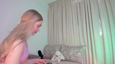 sophie online show from 12-04-25, 04:27