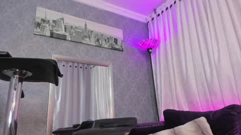 Snapshot of kitty_wichis chatting on 12-16-24, 07:04 Kendall Saray online show from 12-16-24, 07:04