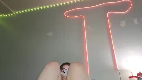 Snapshot of kittykat_1999 chatting on 10-19-25, 03:29 kittykat 1999 online show from 10-19-25, 03:29