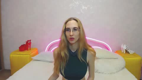 Snapshot of klaryevans chatting on 12-14-24, 12:23 Klary online show from 12-14-24, 12:23