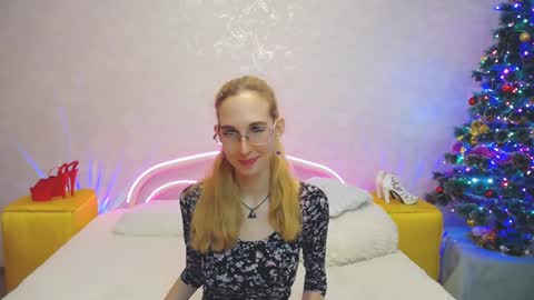 Snapshot of klaryevans chatting on 12-19-24, 02:46 Klary online show from 12-19-24, 02:46