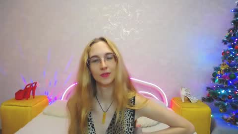 Snapshot of klaryevans chatting on 12-23-24, 01:13 Klary online show from 12-23-24, 01:13