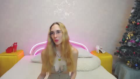 Snapshot of klaryevans chatting on 01-19-25, 09:11 Klary online show from 01-19-25, 09:11