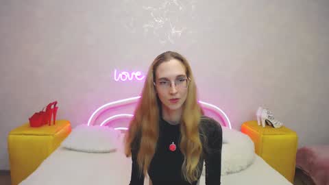 Snapshot of klaryevans chatting on 01-22-25, 11:34 Klary online show from 01-22-25, 11:34