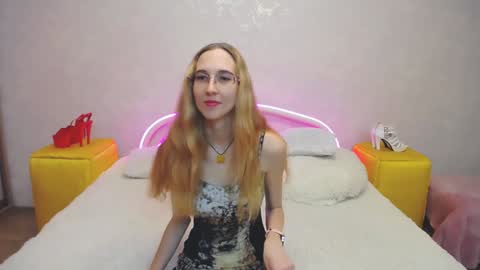 Snapshot of klaryevans chatting on 01-25-25, 12:16 Klary online show from 01-25-25, 12:16