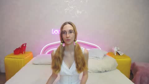 Snapshot of klaryevans chatting on 01-27-25, 10:06 Klary online show from 01-27-25, 10:06