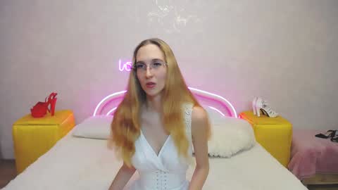 Snapshot of klaryevans chatting on 01-29-25, 12:24 Klary online show from 01-29-25, 12:24