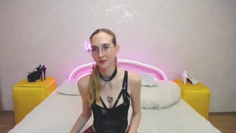 Snapshot of klaryevans chatting on 02-19-25, 06:00 Klary online show from 02-19-25, 06:00