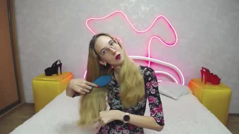 Snapshot of klaryevans chatting on 09-14-25, 12:15 Klary online show from 09-14-25, 12:15