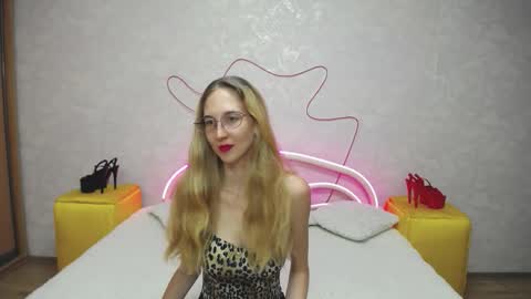 Snapshot of klaryevans chatting on 09-19-25, 04:14 Klary online show from 09-19-25, 04:14