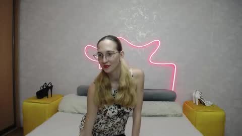Snapshot of klaryevans chatting on 10-15-25, 07:19 Klary online show from 10-15-25, 07:19