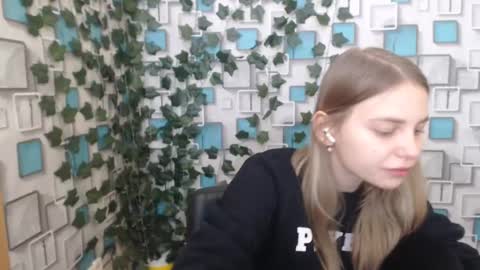 Snapshot of klerkarina chatting on 02-19-25, 06:22 klerkarina online show from 02-19-25, 06:22
