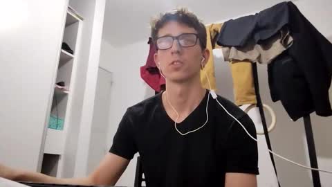 Snapshot of kpo10 chatting on 10-21-25, 12:22 Facu online show from 10-21-25, 12:22