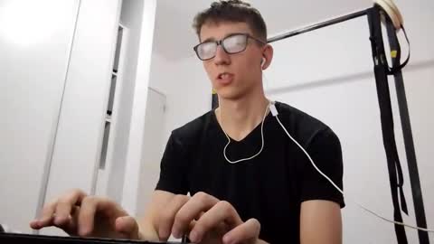 Snapshot of kpo10 chatting on 12-14-25, 03:39 Facu online show from 12-14-25, 03:39