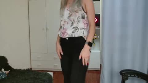 Snapshot of kristineamore chatting on 10-16-25, 08:37 KristineAmore online show from 10-16-25, 08:37