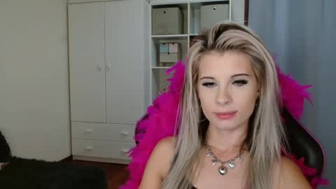 Snapshot of kristineamore chatting on 10-21-25, 06:30 KristineAmore online show from 10-21-25, 06:30