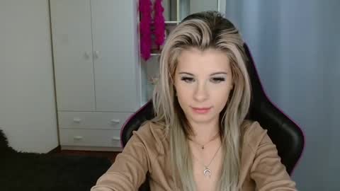 Snapshot of kristineamore chatting on 10-29-25, 03:47 KristineAmore online show from 10-29-25, 03:47