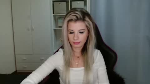 Snapshot of kristineamore chatting on 11-06-25, 07:48 KristineAmore online show from 11-06-25, 07:48