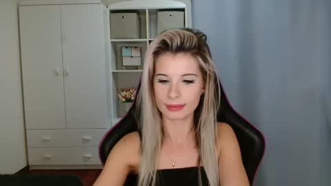 Snapshot of kristineamore chatting on 11-25-25, 07:36 KristineAmore online show from 11-25-25, 07:36