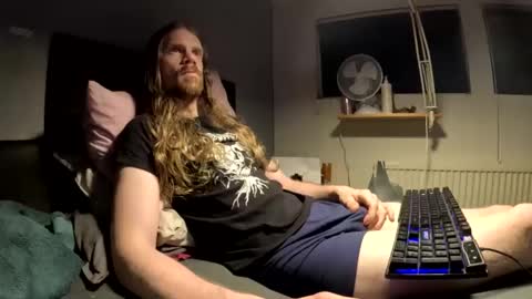 Snapshot of krullz123 chatting on 12-14-25, 12:05 Krullz online show from 12-14-25, 12:05