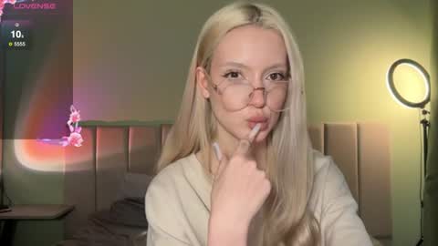 Snapshot of kvetapin chatting on 06-16-26, 05:26 Bella and Alexandra online show from 06-16-26, 05:26