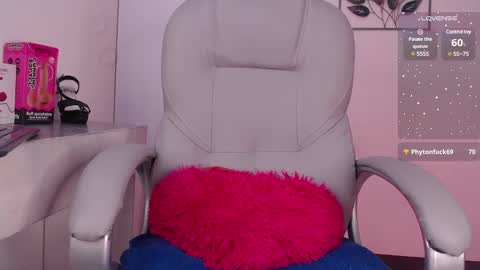 Snapshot of kylie_golden chatting on 01-25-25, 03:52 Kylie Myers online show from 01-25-25, 03:52