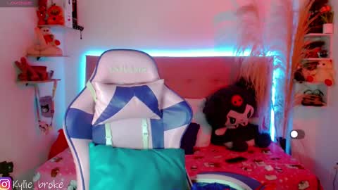 k ylie online show from 10-31-25, 09:16